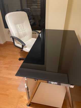 Escritorio cristal negro y cajonera y silla blanca