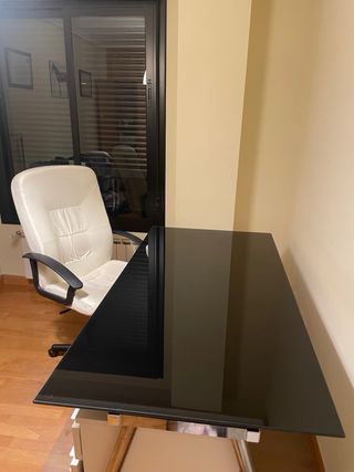 Escritorio cristal negro y cajonera y silla blanca