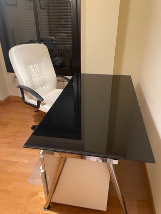 Escritorio cristal negro y cajonera y silla blanca