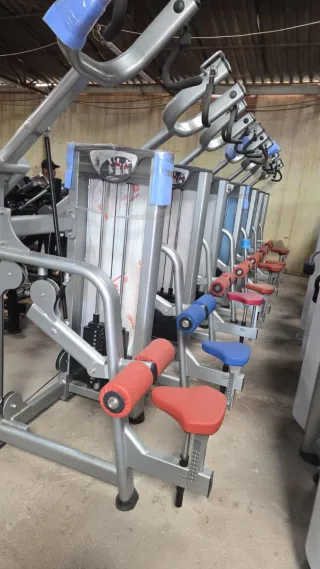 Máquina de gimnasio jalón al pecho