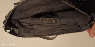 Borsa a spalla nera lucida con borchie