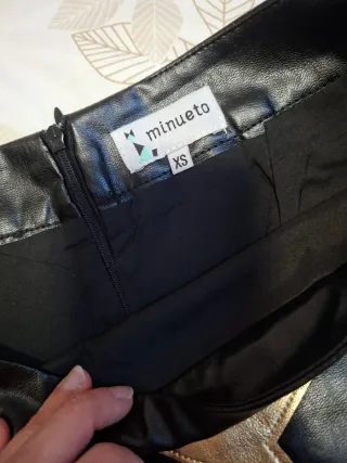 Falda polipiel negra con estrellas doradas