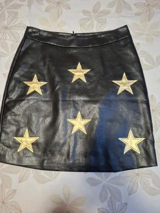 Falda polipiel negra con estrellas doradas