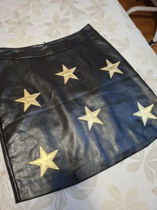 Falda polipiel negra con estrellas doradas