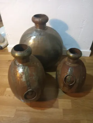 Antiche bottiglie Surahi in metallo