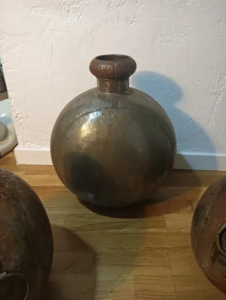 Antiche bottiglie Surahi in metallo