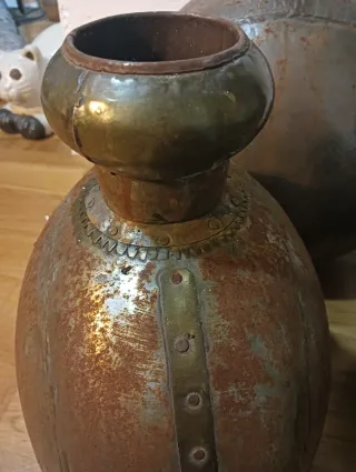 Antiche bottiglie Surahi in metallo