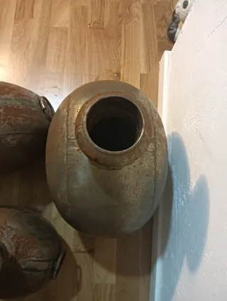 Antiche bottiglie Surahi in metallo