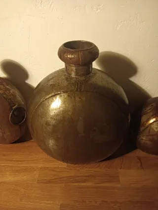 Antiche bottiglie Surahi in metallo