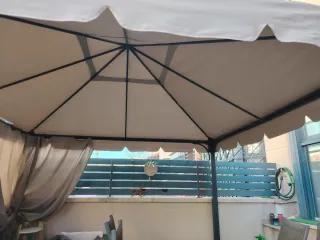 Pérgola de tela y metal color beige