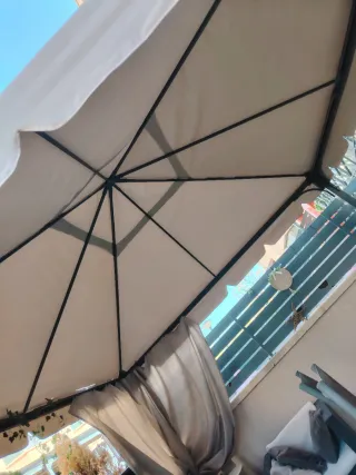 Pérgola de tela y metal color beige