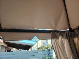 Pérgola de tela y metal color beige