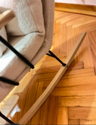 Sillón mecedora moderno y confortable