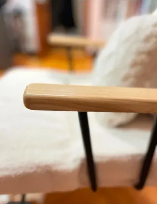 Sillón mecedora moderno y confortable