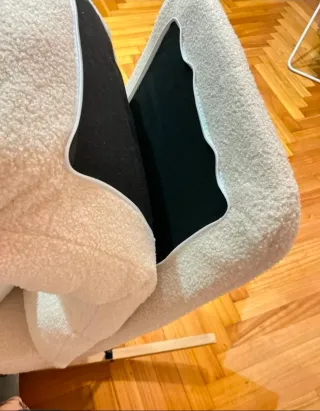 Sillón mecedora moderno y confortable