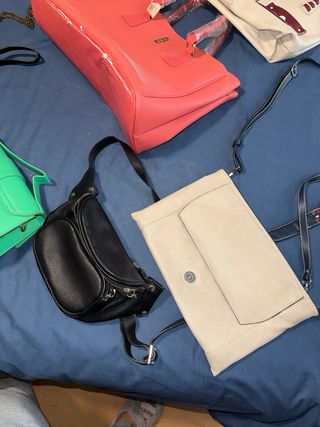 Lote 14 bolsos y riñoneras variados