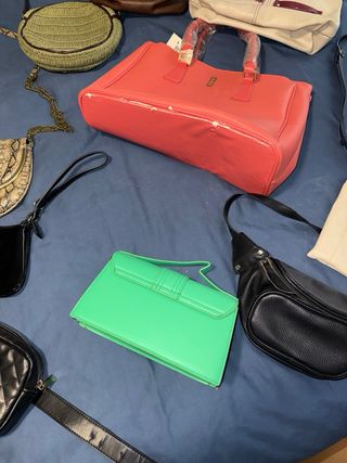 Lote 14 bolsos y riñoneras variados