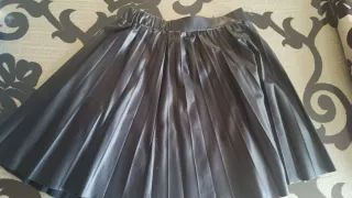 Falda de Zara polipiel negra plisada