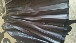 Falda de Zara polipiel negra plisada