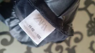 Falda de Zara polipiel negra plisada