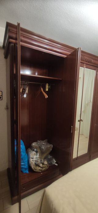 Armario de madera noble con espejos