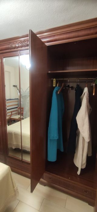 Armario de madera noble con espejos