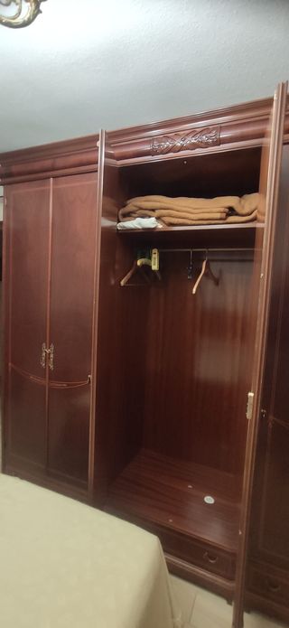 Armario de madera noble con espejos