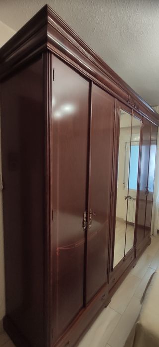 Armario de madera noble con espejos