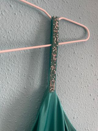 Mono verde satén de invitada