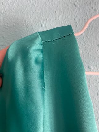 Mono verde satén de invitada