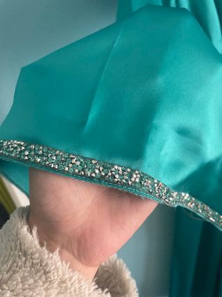 Mono verde satén de invitada