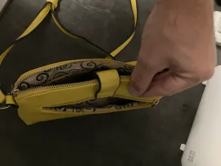 Borsa donna gialla con tasche e zip