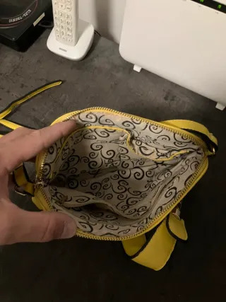 Borsa donna gialla con tasche e zip