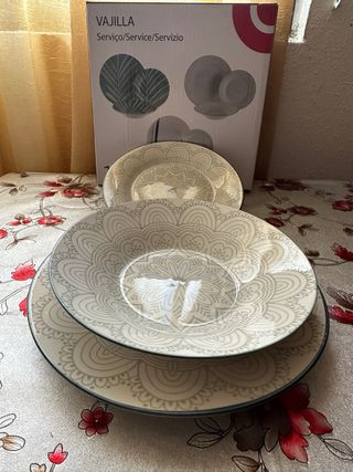 Lote de platos nuevo!! 12 piezas