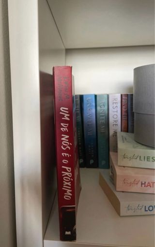 livro "um de nós é o próximo"