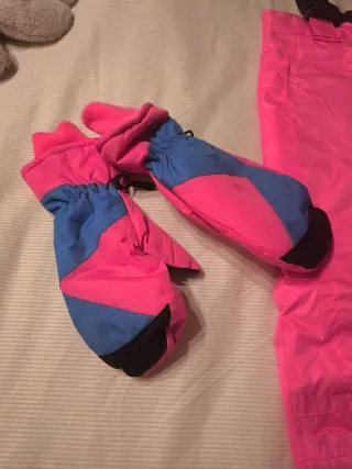 Mono de esquí rosa con tirantes. Edad 8-10.