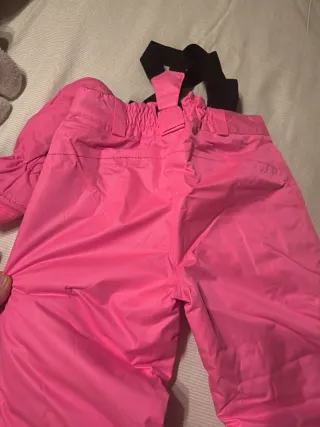 Mono de esquí rosa con tirantes. Edad 8-10.