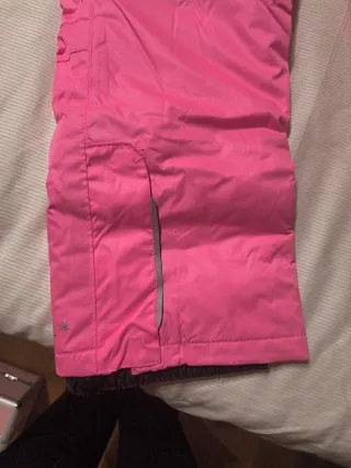 Mono de esquí rosa con tirantes. Edad 8-10.