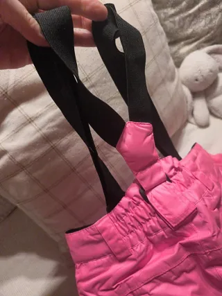 Mono de esquí rosa con tirantes. Edad 8-10.