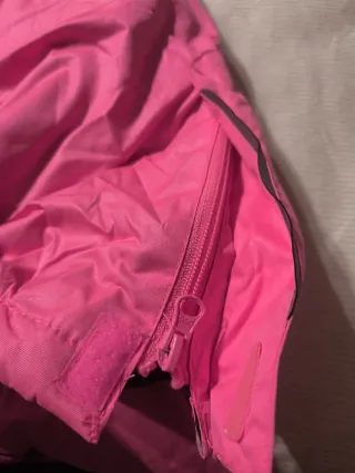 Mono de esquí rosa con tirantes. Edad 8-10.