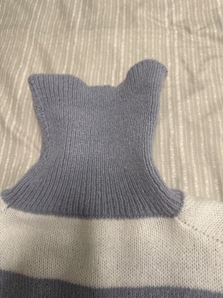 Jersey rayas cuello alto blanco y azul