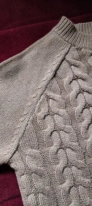 Jersey de punto trenzado color arena