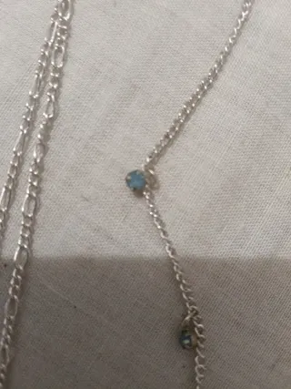 Collares y pulseras plateados