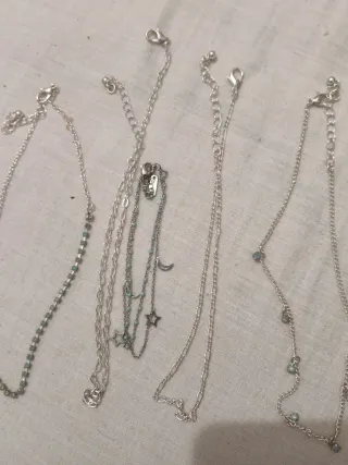 Collares y pulseras plateados