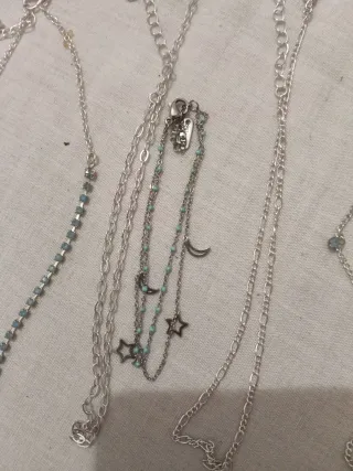 Collares y pulseras plateados