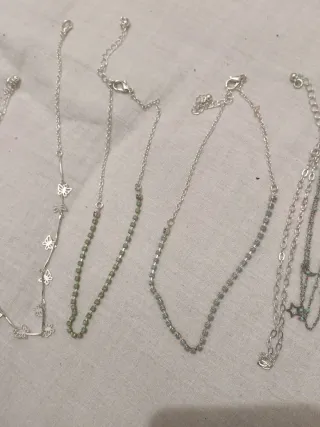 Collares y pulseras plateados