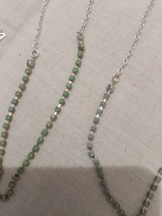 Collares y pulseras plateados