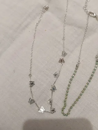 Collares y pulseras plateados