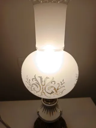 Lámpara de mesa dorada y blanca