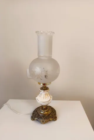 Lámpara de mesa dorada y blanca